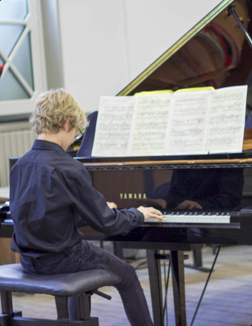 Garçon jouant du piano